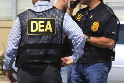 De acuerdo con el informe, estos operativos controlan los corredores de contrabando en la frontera entre México y Estados Unidos, facilitando el tráfico de drogas como fentanilo, metanfetamina y cocaína hacia EEUU, así como el flujo de armas y dinero en efectivo hacia México.