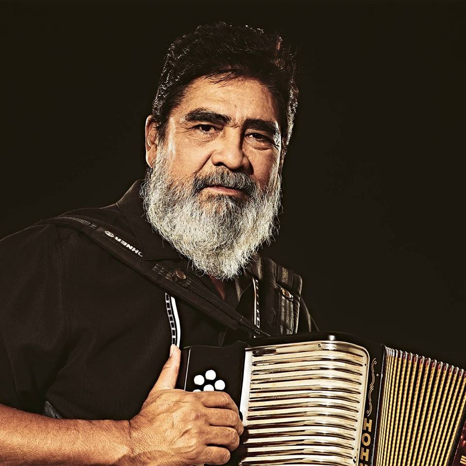 Originario de Monterrey canto cumbia colombiana y vallenato