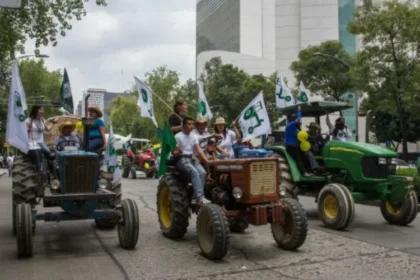 En 1993 nace El Barzon es un movimiento social que a través de manifestaciones públicas se pronunciaba en desacuerdo con el modelo económico que imperaba.