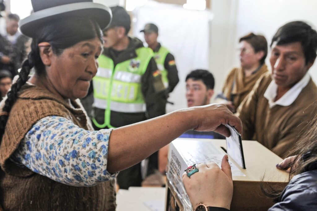 Un mercado negro de dólares enmarca las elecciones en Bolivia 2025.
