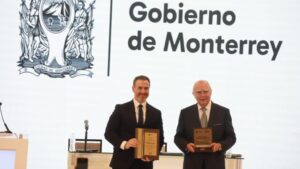 Entrega-de-medalla-a-Fernando-Canales-Clariond-860x484.jpg