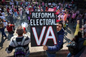 Reforma electoral queda opacada por esacandolos de corrupción y arresto de Bermudez.