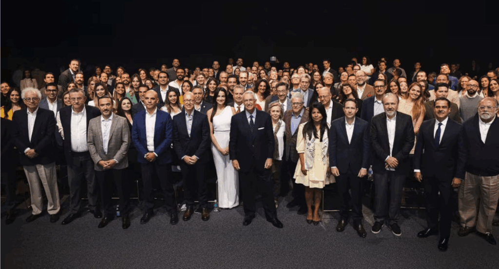 Rodeado de empleados y justo cuando entró en vigor el Nuevo Poder Judicial -que podría cobrarle un adeudo de 74 mmdp- el magnate mexicano busca conformar un proyecto de oposición.