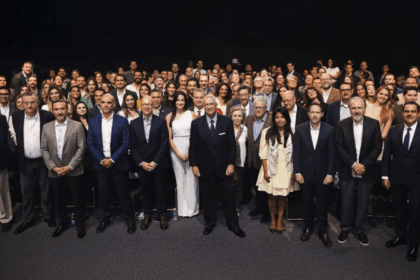 Rodeado de empleados y justo cuando entró en vigor el Nuevo Poder Judicial -que podría cobrarle un adeudo de 74 mmdp- el magnate mexicano busca conformar un proyecto de oposición.