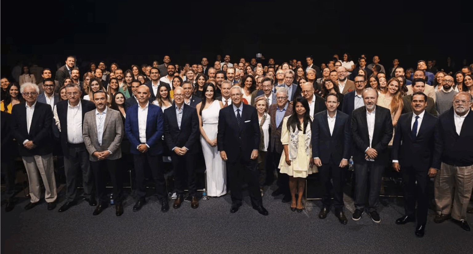 Rodeado de empleados y justo cuando entró en vigor el Nuevo Poder Judicial -que podría cobrarle un adeudo de 74 mmdp- el magnate mexicano busca conformar un proyecto de oposición.
