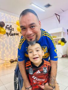 Emmanuel nació con una discapacidad que lo hizo mucho más capaz.