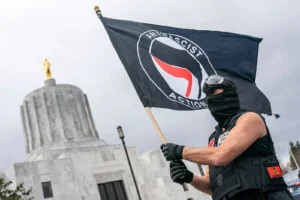 Trump Declara a ANTIFA como “Organización Terrorista Mayor” y Llama a Investigar su Financiamiento