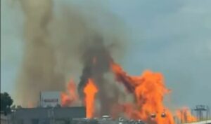 Incendio de pipa en Iztapalapa moviliza emergencia