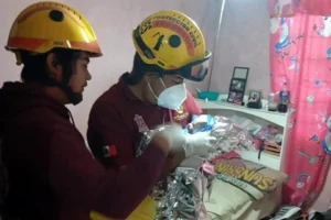 En General Escobedo, Nuevo León, los uniformados ya no sólo enfrentan emergencias viales o incendios. Cada cierto tiempo, las sirenas anuncian una urgencia distinta: una madre en labor de parto, sin alcanzar a llegar al hospital.
