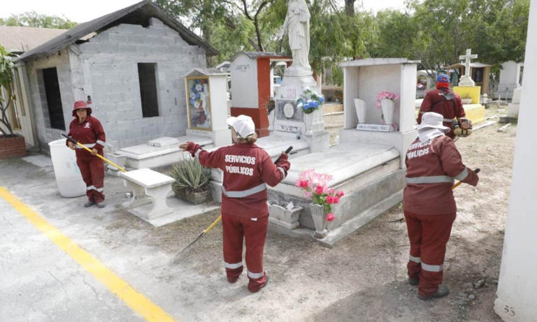 Para evitar accidentes y para que las familias encuentren los panteones en buenas condiciones al visitar a sus seres queridos en este Día de Muertos, elementos de Protección Civil, y personal de Servicios Públicos de Escobedo limpiaron, acordonaron y delimitaron tumbas así como zonas de riesgo.