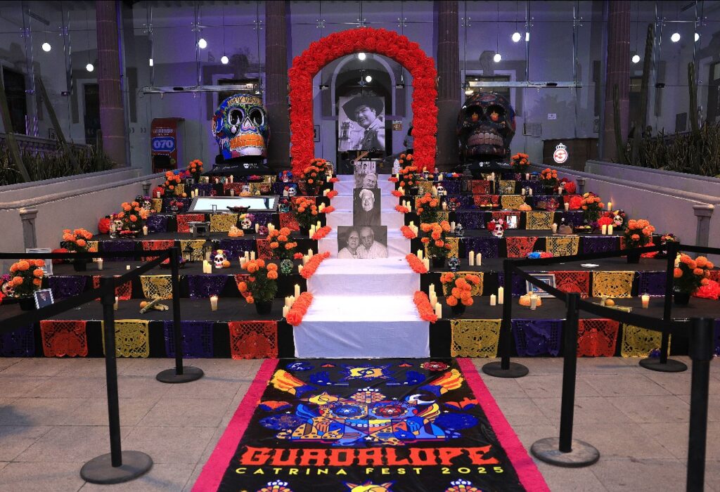 Las actividades del Catrina Fest dieron inicio con la inauguración de un Mega Altar de Muertos dedicado en esta ocasión al actor y comediante mexicano Eulalio González “Piporro”, que, aunque no muchos lo sepan, en algún tiempo fue vecino de la colonia Linda Vista del municipio de Guadalupe.
