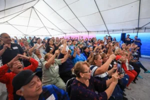 El alcalde Adrián de la Garza Santos, acompañado por su esposa, la presidenta del DIF, Gaby Oyervides, encabezó la entrega de nombramientos y toma de protesta de los nuevos Jueces Auxiliares y Guías Sociales, quienes fortalecerán la cercanía y la atención directa con la ciudadanía en toda la ciudad de Monterrey.