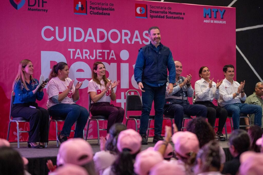 En el día internacional de los Cuidados y el Apoyo, el Gobierno de Monterrey reconoció la labor de 500 mujeres cuidadoras, entregándoles la Tarjeta Regia Plus.