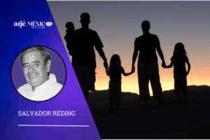 Salvador Reading nos dice que existe otro concepto de familia, que lo es en más amplio sentido, el de la familia “ampliada”. ¿Quiénes la componen? Personas con afinidad sanguínea y de compromisos maritales entre parejas, son una mujer (esposa y madre), un varón (esposo y padre), sus hijos, los padres que son abuelos, los tíos, primos y sobrinos de esos esposos. Los lazos familiares en este sentido amplio los reconoce la humanidad desde siempre. Los parientes se reconocen y se aman.
