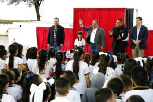 El alcalde Mijes destacó que el teatro tiene la capacidad de poner en empatía rápidamente.