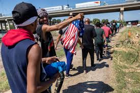 El gobierno de Estados Unidos ha comenzado a aplicar una nueva medida migratoria que contempla el cobro de 5,000 dólares a las personas que sean detenidas por ingresar al país de manera no autorizada y sean declaradas “inadmisibles”.