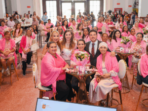 El Gobernador de Nuevo León destacó que el Estado es el único de la República que cuenta con Cobertura Universal incluido el Cáncer de Mama y hoy más de mil 700 mujeres se sienten cobijadas por un gobierno que las acompaña y no les permite gastar en su tratamiento.
