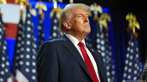 Trump lanzó una crítica severa hacia México al afirmar que está “gobernado por los cárteles”, pero al mismo tiempo elogió a la presidenta Sheinbaum por su valentía. México mantiene una estrategia diplomática de colaboración firme, rechazando intervenciones externas, mientras Estados Unidos avanza en su discurso beligerante contra el narcotráfico en la región.