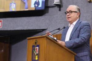 "Es necesario regular y contener los incrementos injustificados en las primas y asegurar que todo beneficiario pueda conservar su antigüedad, especialmente las personas mayores de 60 años, quienes hoy enfrentan primas cada vez más altas derivadas exclusivamente de su edad", sostuvo.