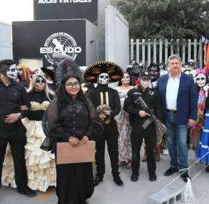 En un evento lleno de tradición, colorido y respeto, Cadetes de diferentes generaciones de la Academia de Policía de Monterrey, realizaron una exhibición de Altares de Muertos en honor a sus compañeros que han fallecido en cumplimiento de su deber.