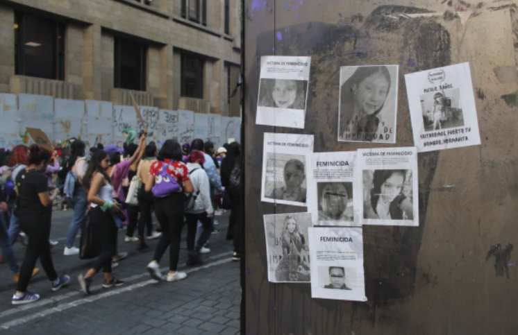 en México el problema no está en la falta de leyes, sino en el cumplimiento de las que ya están vigentes, pues la corrupción, la lenidad y la falta de voluntad política, mantienen al país en constante violación del Estado de Derecho.