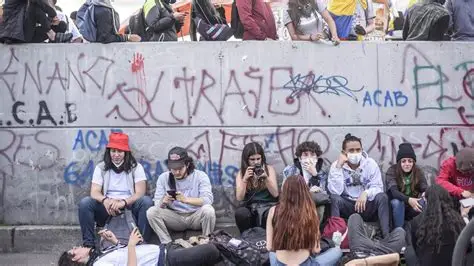 . Hubo menos gente congregada a los estimado, los jóvenes de la GEN Z fueron un grupo reducido, es decir, participaron mas gente de otras generaciones