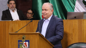 El Congreso del Estado aprobó reformas a la Ley General de Salud, Ley del Seguro Social y Ley del Instituto de Seguridad y Servicios Sociales de los Trabajadores del Estado, en materia de atención integral a la pérdida gestacional, perinatal o neonatal. "Es indispensable establecer un marco normativo que reconozca la importancia del acompañamiento emocional y físico, la creación de espacios hospitalarios adecuados y la implementación de una licencia especial con goce de sueldo para las madres en situación de pérdida gestacional, perinatal o neonatal, a fin de salvaguardar su salud y dignidad", aseguró el Diputado Héctor Morales al presentar el Dictamen de la Comisión de Trabajo y Previsión Social. La muerte gestacional se refiere a la pérdida de un bebé dentro del útero materno después de la semana veinte de gestación; la muerte perinatal ocurre cuando el fallecimiento del feto o recién nacido sucede entre las veintiocho semanas de embarazo y los primeros siete días de vida; mientras que la muerte neonatal comprende el fallecimiento del bebé desde el nacimiento hasta los veintiocho días posteriores. "Actualmente no existen protocolos ni licencias laborales específicas que permitan a las madres y padres afrontar adecuadamente este tipo de pérdidas, ni mecanismos institucionales que garanticen atención médica, psicológica y social durante el duelo", mencionó el Legislador. Durante el proceso de duelo gestacional, perinatal o neonatal, los progenitores pueden desarrollar alteraciones biológicas, psicológicas, sociales y espirituales. En los casos de mayor afectación suelen manifestarse síntomas como insomnio, depresión, ansiedad, aislamiento social, trastornos alimenticios o crisis personales, los cuales pueden variar en intensidad y duración dependiendo de cada situación. En los servicios de salud se promoverá la organización institucional de comités de prevención de la mortalidad materna, fetal, perinatal, gestacional, neonatal e infantil, a efecto de conocer, sistematizar y evaluar el problema y adoptar las medidas y protocolos conducentes. El dictamen fue aprobado por unanimidad por los Legisladores.