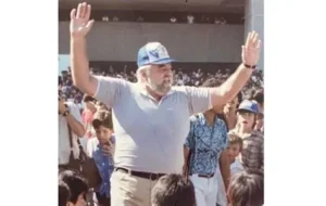 Invite a Manuel como coach del equipo, que había sido en su juventud estrella de los "Borregos de Tecnológico" en el rudo deporte de las tacleadas.
