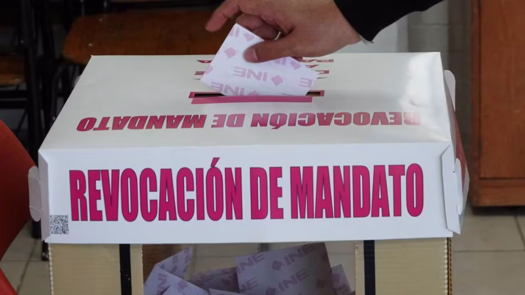 plantear ahora el aceleramiento del proceso de Revocación de Mandato -como comienza a especularse-, podría ser aprovechado por López Obrador para convertirse en un nuevo Santa Anna
