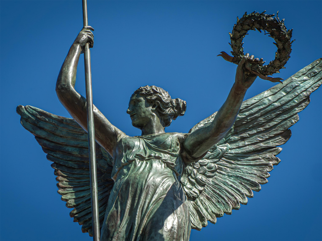 La restauración de la escultura incluyó limpieza especializada de las superficies metálicas;; aplicación de recubrimiento protector que la resguarda frente a la lluvia, el viento, la radiación solar; entre otras acciones.