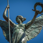 La restauración de la escultura incluyó limpieza especializada de las superficies metálicas;; aplicación de recubrimiento protector que la resguarda frente a la lluvia, el viento, la radiación solar; entre otras acciones.