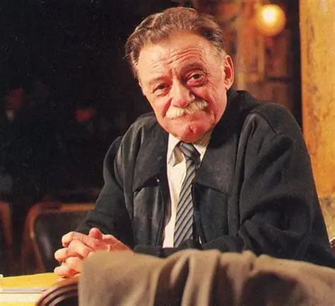 Mario Benedetti antes de conquistar Latinoamérica, fue oficinista, taquígrafo, periodista. Vivió lo que luego escribió: trabajo, amor, dolor, esperanza.”