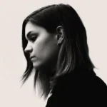 En tiempos de emociones a flor de piel, la poesía de Elvira Sastre se ha convertido en refugio para miles de lectores. Su escritura directa, honesta y profundamente humana conecta con quienes han amado, perdido, sufrido y aprendido a reconstruirse.