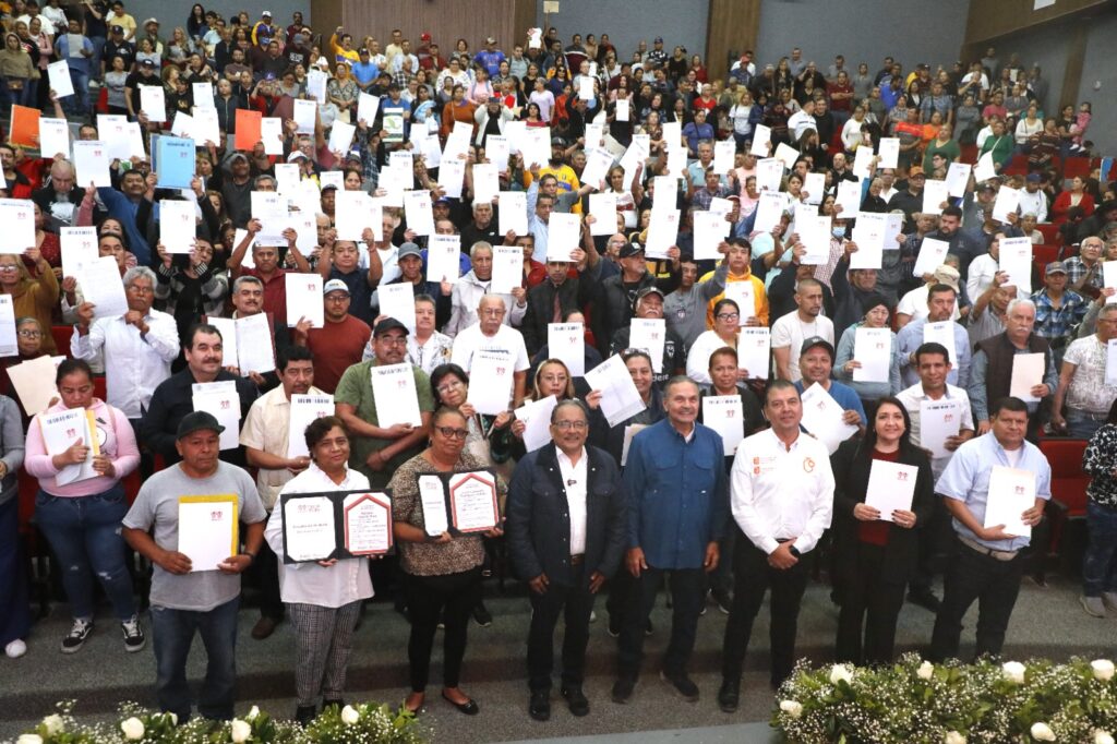 El Municipio de Escobedo en sinergia con INFONAVIT y el Gobierno del Estado realizaron la entrega de escrituras a derechohabientes que, pese a haber liquidado sus créditos, no habían podido obtenerlas por la complejidad de los trámites que conlleva este proceso.