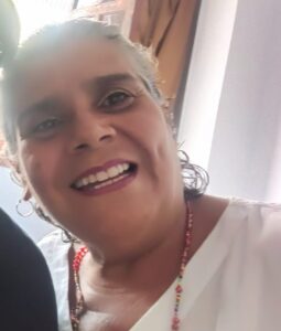 a felicidad se define como el grado con que una persona aprecia la totalidad de su vida presente de forma positiva y experimenta afectos de tipo placentero