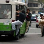 casi anocheciendo en una de las ciudades más grandes del México, el Sr. Ramírez de casi 60 años llego corriendo para abordar el micro,