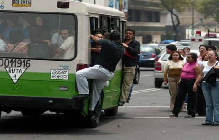 casi anocheciendo en una de las ciudades más grandes del México, el Sr. Ramírez de casi 60 años llego corriendo para abordar el micro,