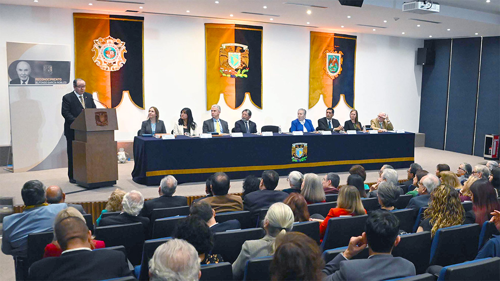 Los derechos humanos no pueden depender de coyunturas o intereses políticos, sino de marcos sólidos que garanticen la salvaguardia de quienes padecen y encaran los escenarios más adversos, afirmó el rector Leonardo Lomelí Vanegas al presidir la entrega del Reconocimiento Alfonso García Robles 2025 para Labores Destacadas a Favor de las Personas Migrantes.