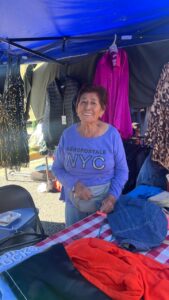 A sus 88 años trabaja en un mercadito vendiendo ropa para mantenerse.