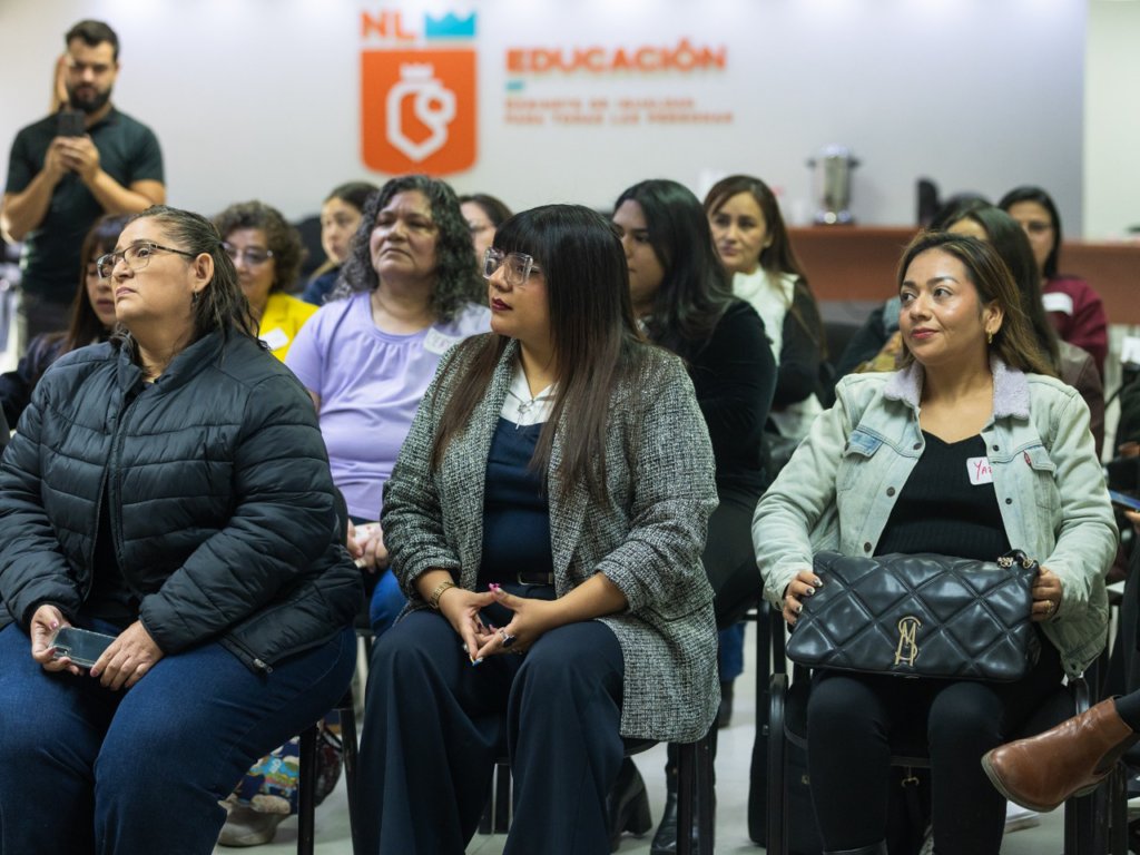 La formación contempla habilidades clave como escucha activa y comunicación efectiva.