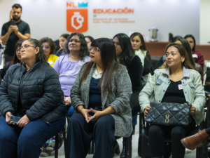 La formación contempla habilidades clave como escucha activa y comunicación efectiva.