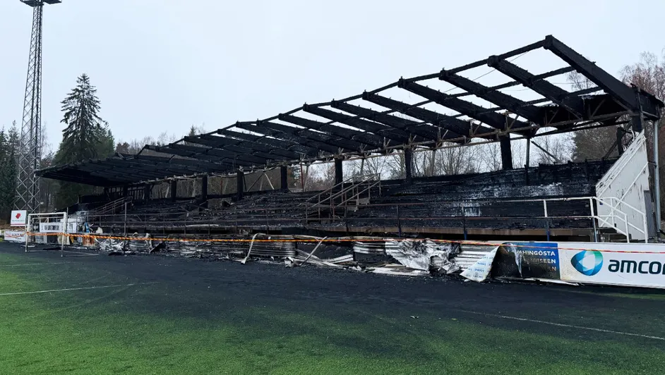 En Finlandia, el histórico estadio Tehtaan kenttä, casa del FC Haka, sufrió un incendio que destruyó una de sus tribunas principales y dejó daños considerables en la cancha. Las autoridades investigan el hecho como posible incendio provocado.