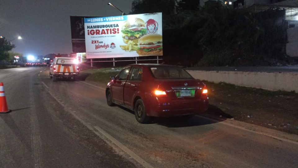 De acuerdo con Protección Civil Nuevo León, la víctima viajaba de regreso de su clínica cuando presuntamente se tiró del automóvil en movimiento, y fue atropellado por una grúa en el cruce de avenida Las Américas y bulevar Miguel de la Madrid.