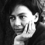 Mientras muchos poetas hablan del mundo exterior, Pizarnik explora el interior: el territorio íntimo donde habitan dudas, heridas y silencios. Su poesía es corta, precisa, intensa; parece susurrada, pero impacta como un grito contenido.