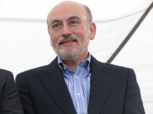 “La democracia más fuerte se debilita cuando sus ciudadanos olvidan que la libertad no es algo que debamos esperar, sino algo a lo que debemos dar la vida.