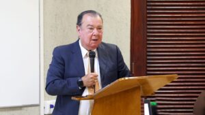 Nacimos para aprender y aprender requiere disciplina y hábito, afirma Luis J. Galán Wong.