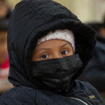 Durante la temporada invernal, solo cuando la temperatura sea inferior a cero grados centígrados, la asistencia de alumnas y alumnos de educación básica quedará a criterio de madres y padres de familia, priorizando la salud y seguridad del estudiantado.