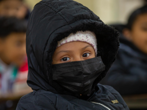 Durante la temporada invernal, solo cuando la temperatura sea inferior a cero grados centígrados, la asistencia de alumnas y alumnos de educación básica quedará a criterio de madres y padres de familia, priorizando la salud y seguridad del estudiantado.