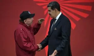 Los simpatizantes de la ideología igualitaria se desgarran las vestiduras en defensa del dictador