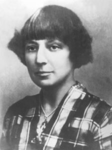 La historia literaria coloca a Tsvietáieva dentro de la llamada “Edad de Plata” rusa, un periodo de alta efervescencia cultural que coincidió con transformaciones sociales profundas y que terminó siendo interrumpido por la guerra, la revolución y la censura.